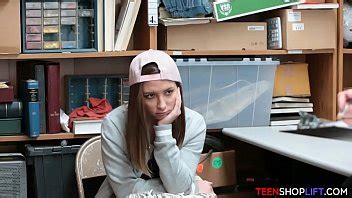 Guardia de seguridad atrapa a una pequeña robando en la tienda XVIDEOS