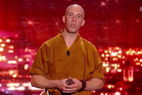 Séquence folle un moine Shaolin ridiculisé par une spectatrice dans