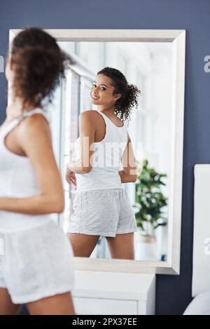 Sexy Nude Brunette Im Schlafzimmer In Dessous Perfekte Figur Und K Rper Der Frau Morgen Der