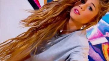 Prachtige Jonge Shemale Speelt Met Haar Grote Lul PORN