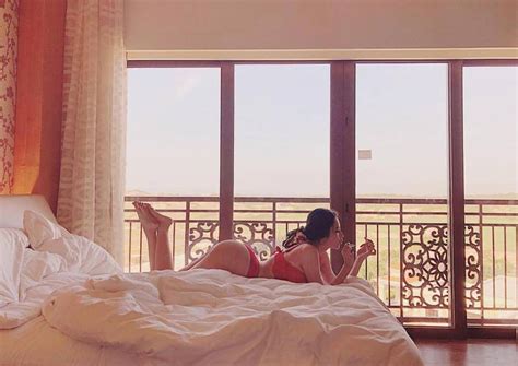 Sao Việt đua nhau diện thời trang thiếu vải bán nude sexy lấn át đầu xuân Báo Dân trí