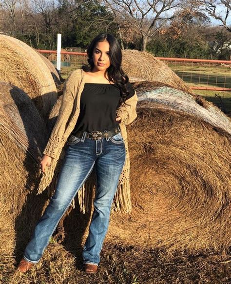 Pin By Ashley On Vaqueras Outfits Cute Cowgirl Outfits Cute Country Outfits Latina Fashion