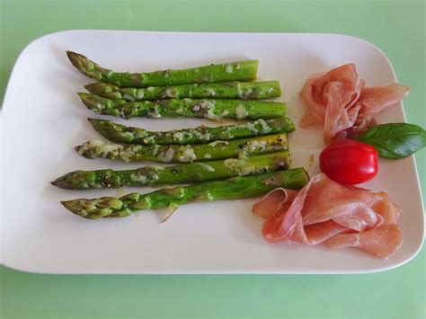 Gebratener grüner Spargel mit Parmesan und Parmaschinken von patrick007