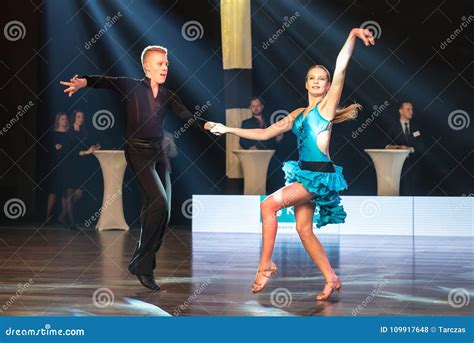 Bailarines Que Bailan La Danza Latina Foto De Archivo Editorial Imagen De Ballroom Rumba