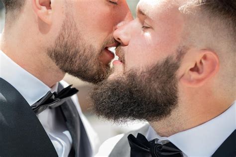 Beso Gay En El Matrimonio De Bodas Pareja Gay Besos Tiernos Cerrar Retrato De Gay Bes Retrato
