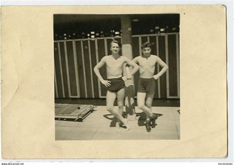 Personnes anonymes snapshot superbe portrait homme man duo torse nu playboy gay même posture