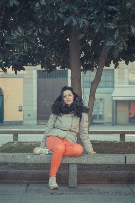 Sch Ner Junger Brunette Der In Den Stadtstra En Aufwirft Stockbild Bild Von Anreden Sch N