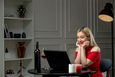Amour Virtuel Jolie Fille Blonde En Robe Rouge Sur Une Date à Distance Avec Du Vin Excité