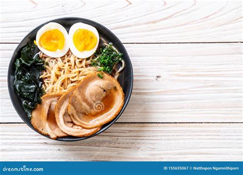 Macarronete De Ramen De Shoyu Carne De Porco E Ovo Imagem De Stock