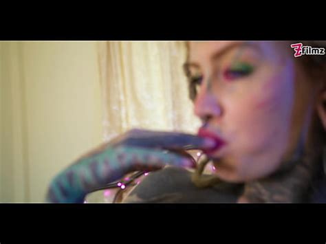 Chica TATUADORA masturbándose metiéndose los dedos en el coño y el culo se folla el ANAL con