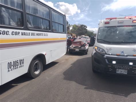 Choque En Oaxaca Deja A Taxi Debajo De Autobús Y A 2 Menores Heridos