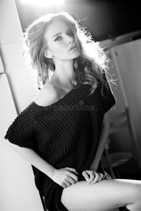 Belle Pose Blonde De Femme Fascinante Photo Stock Image Du Visage Jeune