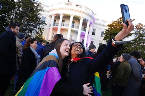 Biden firma ley brinda protección a matrimonios gay e interraciales