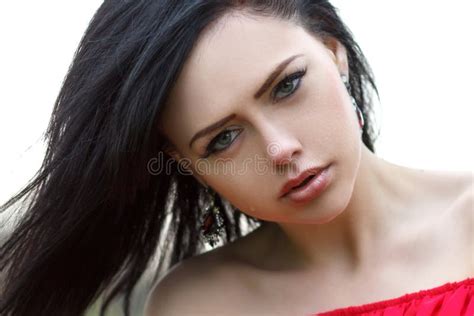 Ritratto Di Bella Ragazza Con Gli Occhi Verdi E Le Spalle Nude In Un Vestito Rosso Su Una