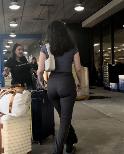 Thick Latina With Insane Vpl In Leggings At The Airport Oc Gifs Spandex Leggings Yoga
