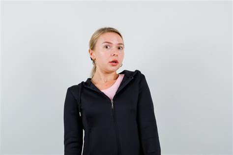 Junge Blonde Frau In Einer Schwarzen Jacke Kostenlose Foto