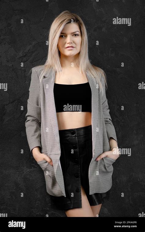 Jeune Femme Blonde En Tenue De Cuir Banque De Photographies Et Dimages Haute R Solution Alamy
