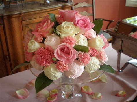 Centerpiece Using Flowers And Cupcakes Wedding Shower Cupcakes Cupcake Bouquet Cupcake