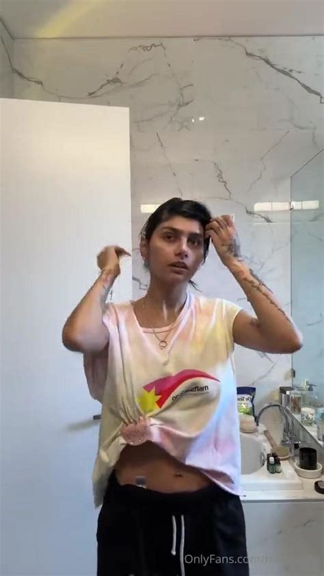 Mia Khalifa Nude Bathroom OnlyFans Livestream Leaked Influencers GoneWild The Fappening