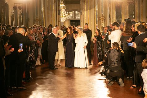 Fátima Lopes apresenta desfile e homenageia Simone de Oliveira e Ruy de