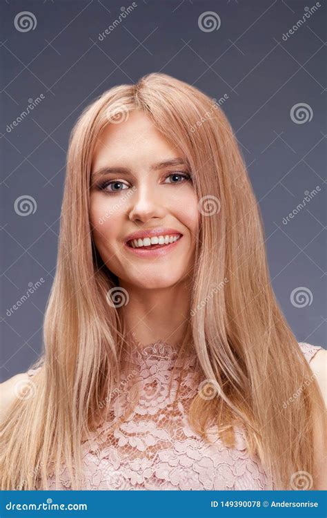 Jeune Dame Blonde Dans La Robe Sexy Photo Stock Image Du Moderne Renivellement