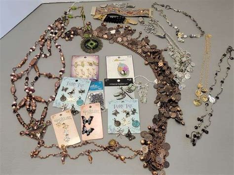 Costume Jewelry: Necklaces, Pendants - Prime Time Auctions, Inc.