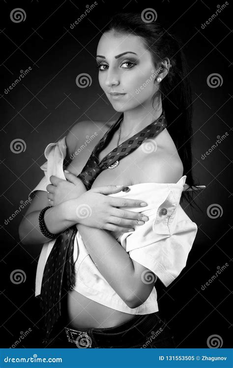 Schöner Halb Nackter Brunette Schaut Begeistert Stockbild Bild von