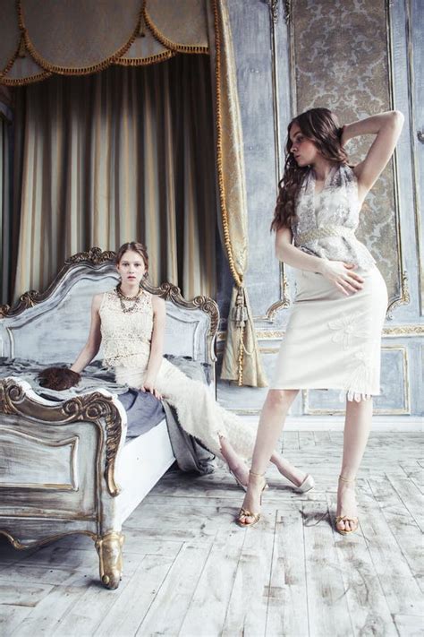 Fille Bouclée Blonde De Coiffure De La Jolie Soeur Deux Jumeaux Dans L intérieur De La Maison De