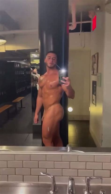Muscular Hunk Posing Naked In Gym Mirror Thisvid En Anglais