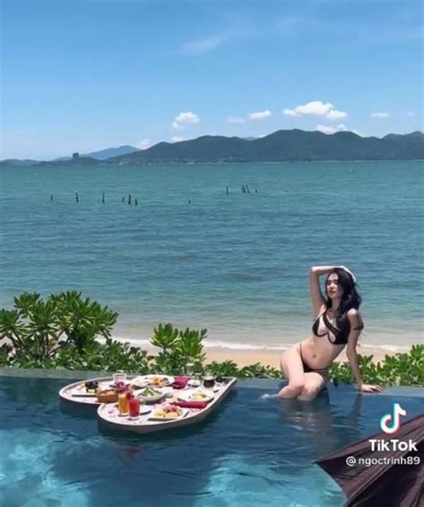 Ngọc Trinh khoe body nóng bỏng mắt với bikini tí hon nhưng hậu trường liệu có xuất sắc như ảnh
