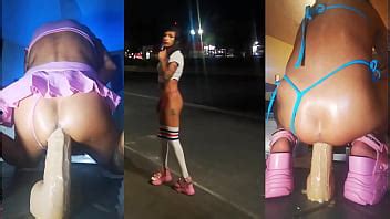 Transsexuelle ANAL profonde Sissy avec une jupe pénétrée et baisée dans la bouche avec de la