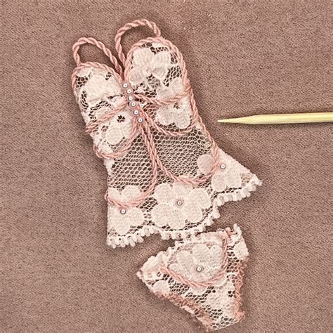 Miniature undertøj i rosa blonde Miniature lingeri til dukkehus 1 12