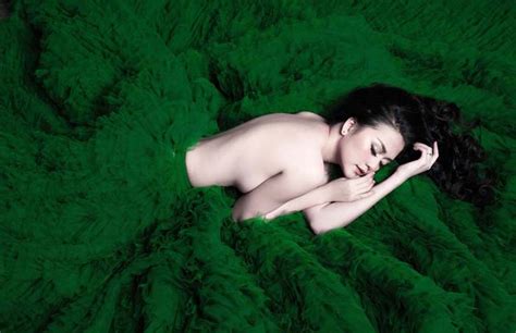 Bắt kịp đàn chị Hồng Quế Thiều Bảo Trang chụp ảnh bán nude Titanic Nơi mọi thứ được chia sẻ