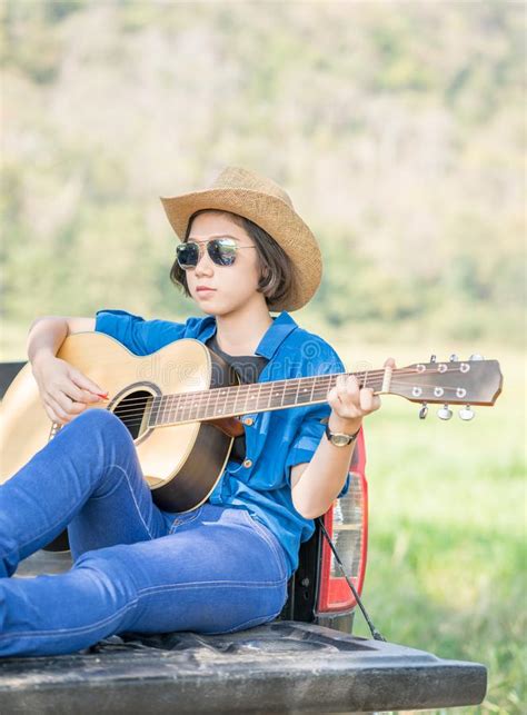 Sombrero Del Desgaste De Mujer Y Guitarra El Jugar En La Camioneta