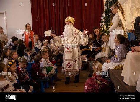 Les Enfants Ukrainiens Participent Au Service Festif De La Cath Drale