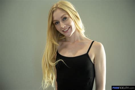 Hot Ballerina Emma Starletto Flexing Her Legs 16 Photos