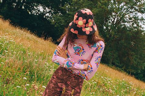 Lazy Oaf показал зимнюю коллекцию. В ней есть яркие вещи и необычные ...