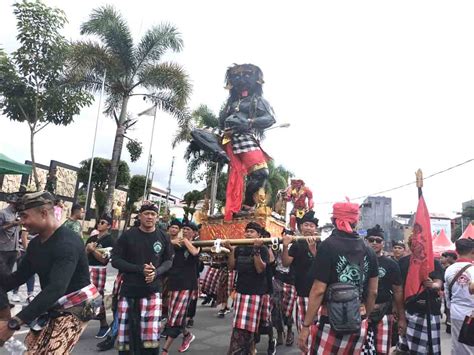 Umat Hindu Di Ambon Pawai Ogoh Ogoh Jelang Hari Raya Nyepi