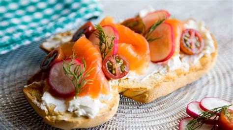 La receta para hacer unas tostadas con salmón y queso en 15 minutos