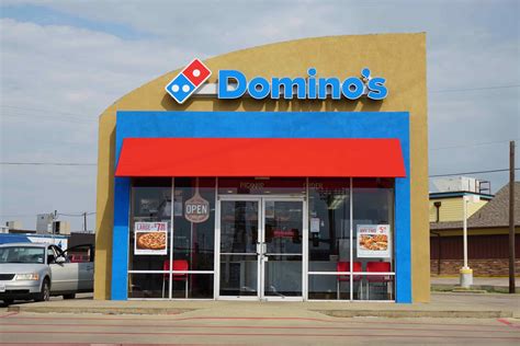Tech reviewers explain how the Application Domino's Pizza works 24
