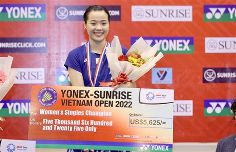 Hot girl cầu lông Thùy Linh cười tít mắt nhận huy chương lịch sử mơ săn cúp tiếp