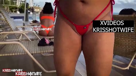 Kriss Hotwife Dans La Douche De La Piscine De L H Tel S Exhibe Avec Son Micro Bikini Xvideos