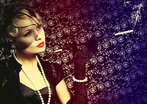 Mujer Retra Con El Cigarro Retrato Del Blonde Hermoso De La Moda Foto De Archivo Imagen De