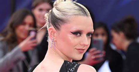 Maisie Williamss Micro Bangs At Paris Fashion Week Photos Popsugar