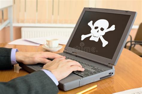 Il Giovane In Costume Del Pirata Con Il Caricamento Di Programmi