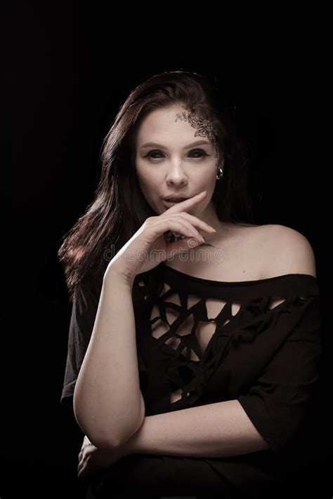 Portr T Einer Jungen Brunette Frau Mit Blauen Augen Und Ein Spitzen Muster Auf Ihrem Gesicht