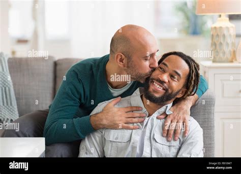 Uomini Gay Che Si Baciano Immagini E Fotografie Stock Ad Alta Risoluzione Pagina 2 Alamy