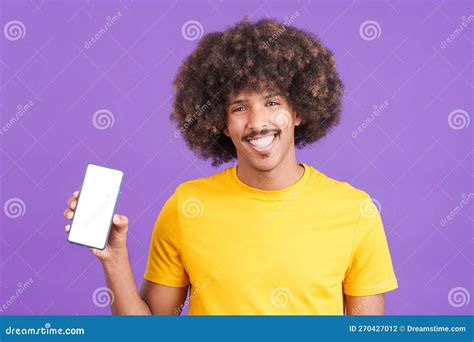 Africano Feliz Segurando Um Celular Tela Em Branco Foto De Stock