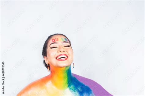 Foto De Stock Hermosa Chica Joven Sonriente Pintada De Los Colores De La Bandera Del Orgullo Gay