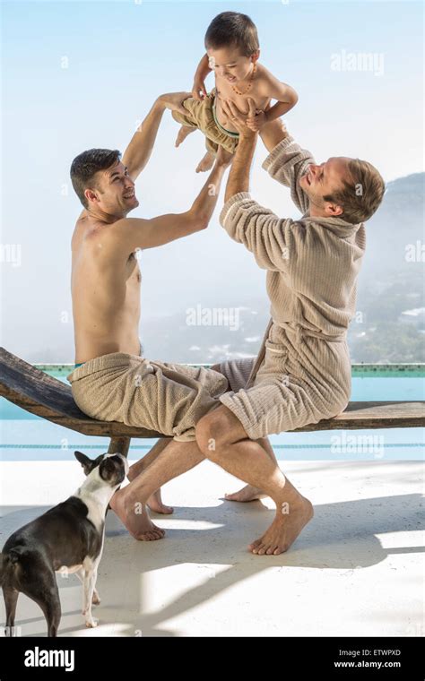 Couple Gay Jouer Avec B B Au Bord De L Eau Photo Stock Alamy